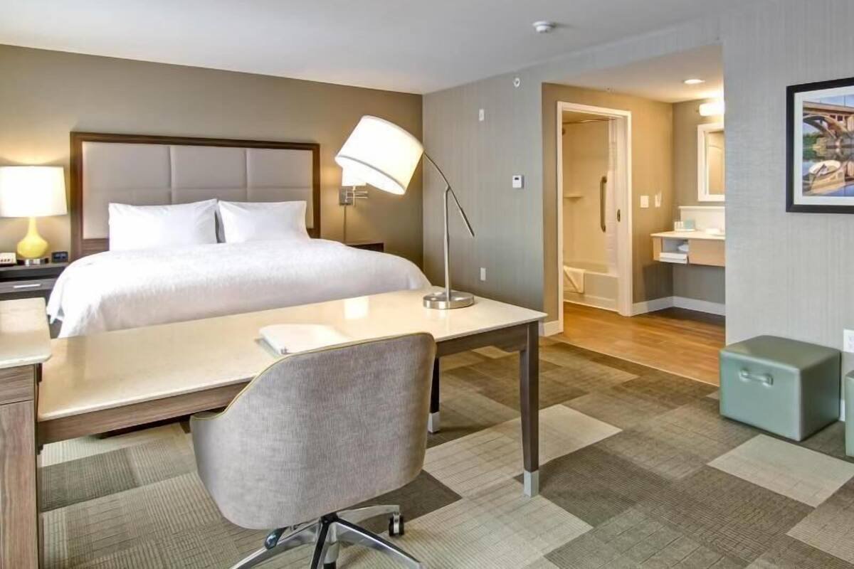 Camas con pillow-top, cortinas blackout y tabla de planchar con plancha