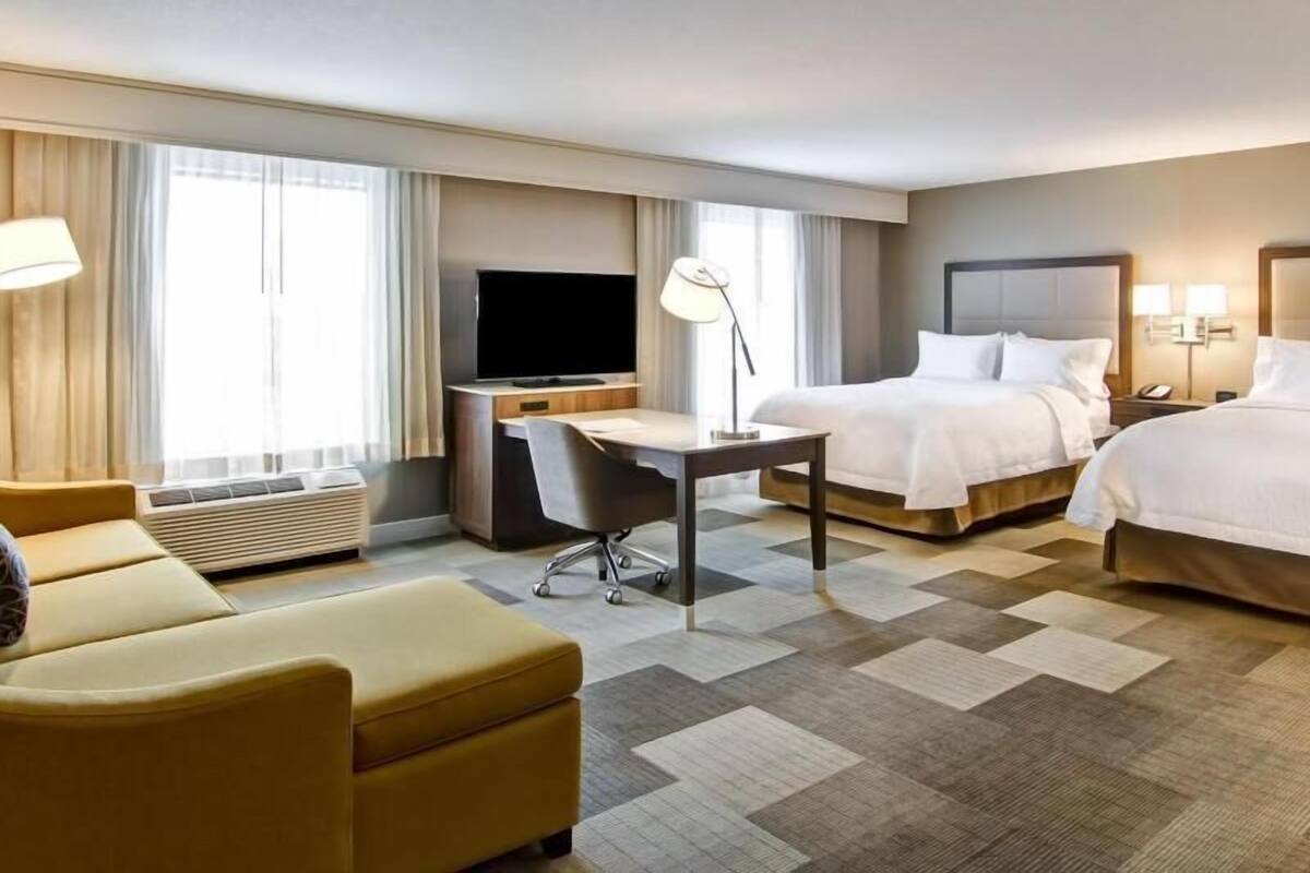 Camas con pillow-top, cortinas blackout y tabla de planchar con plancha