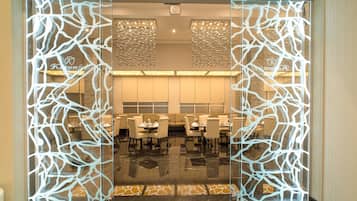 Hi ha 2 restaurants amb plats de cuina internacional