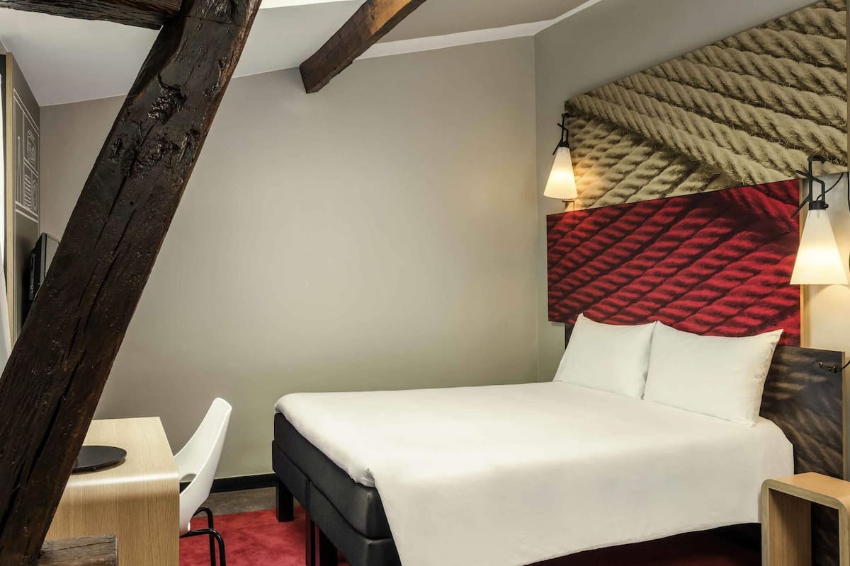 Caja de seguridad en la habitación, escritorio y cortinas blackout