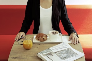 Desayuno buffet (EUR 13.9 por persona)
