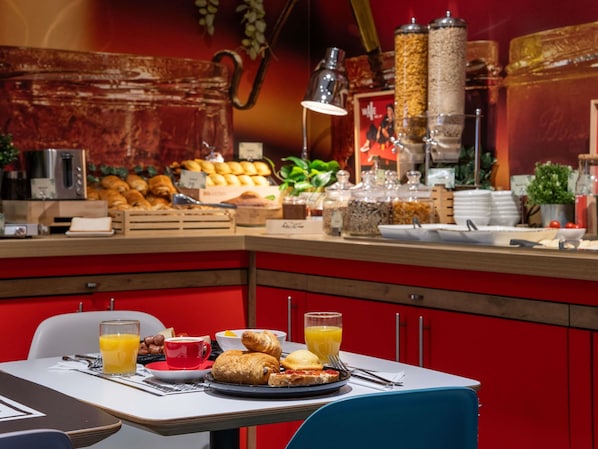 Petit déjeuner buffet (13.9 EUR par personne)