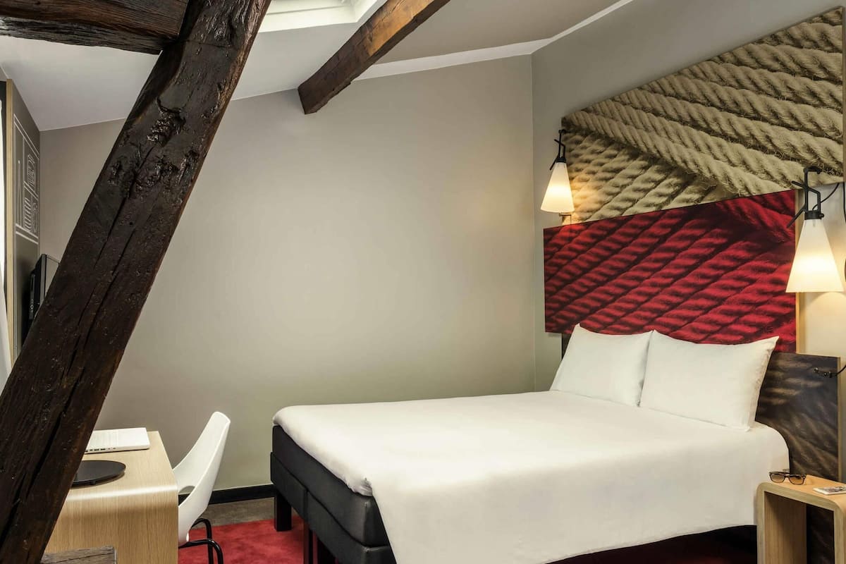 Standard Room, 1 Double Bed | In-room safe, desk, blackout drapes, soundproofing