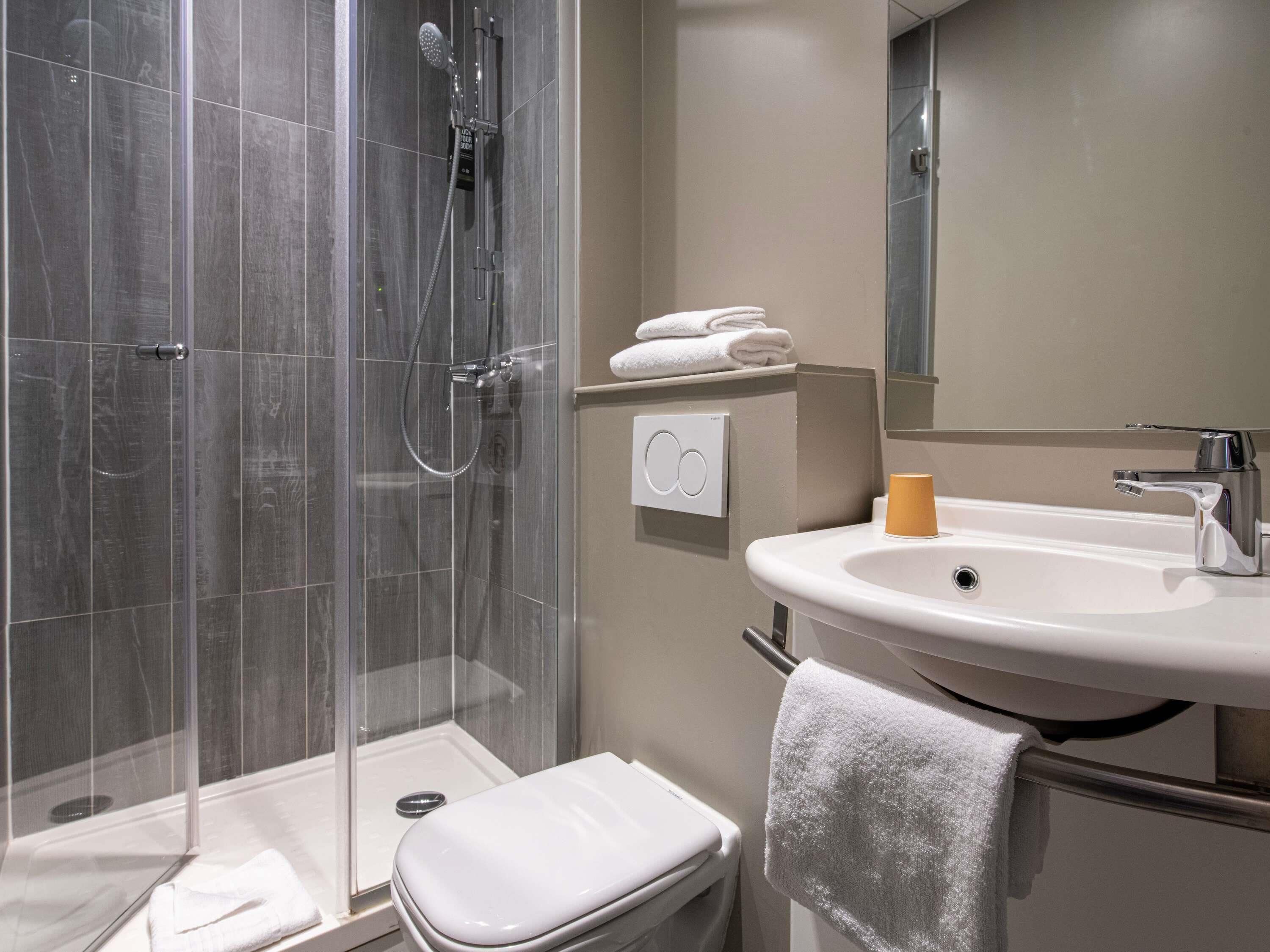 Standard Room, 1 Twin Bed | In-room safe, desk, blackout drapes, soundproofing