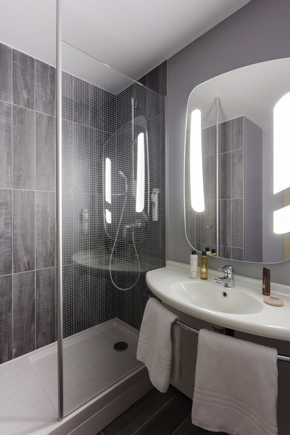 Douche, articles de toilette écologiques, sèche-cheveux
