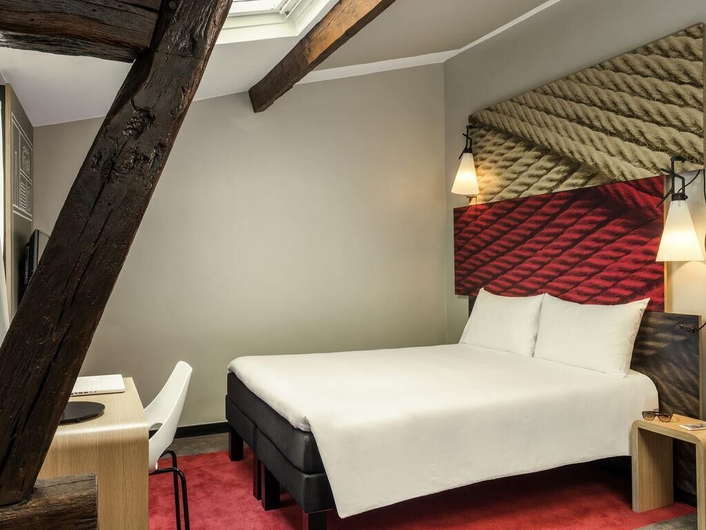Standaard kamer, 1 tweepersoonsbed | Een kluis op de kamer, een bureau, verduisterende gordijnen
