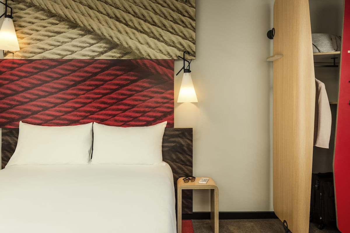 Standard Room, 1 Twin Bed | In-room safe, desk, blackout drapes, soundproofing