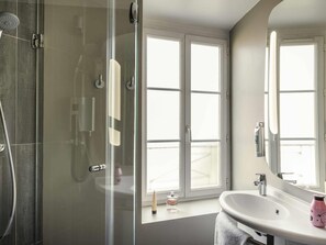 Standaard kamer, 1 tweepersoonsbed | Een kluis op de kamer, een bureau, verduisterende gordijnen