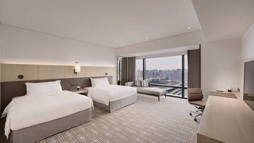 Premium bedding, in-room safe, desk, laptop workspace