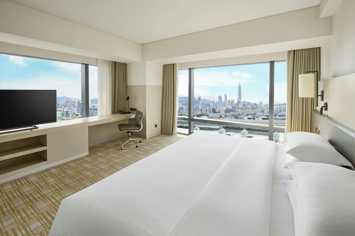 Executive Suite, 1 King Bed | Lounge | 2 bars/lounges