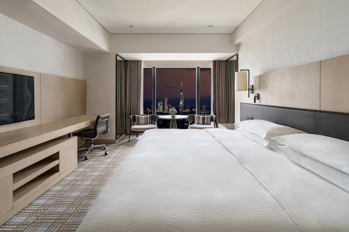 1 bedroom, premium bedding, in-room safe, desk
