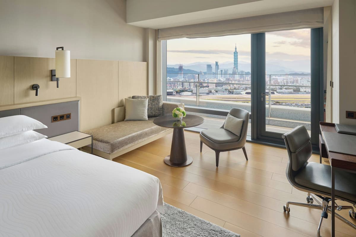 Premium bedding, in-room safe, desk, laptop workspace