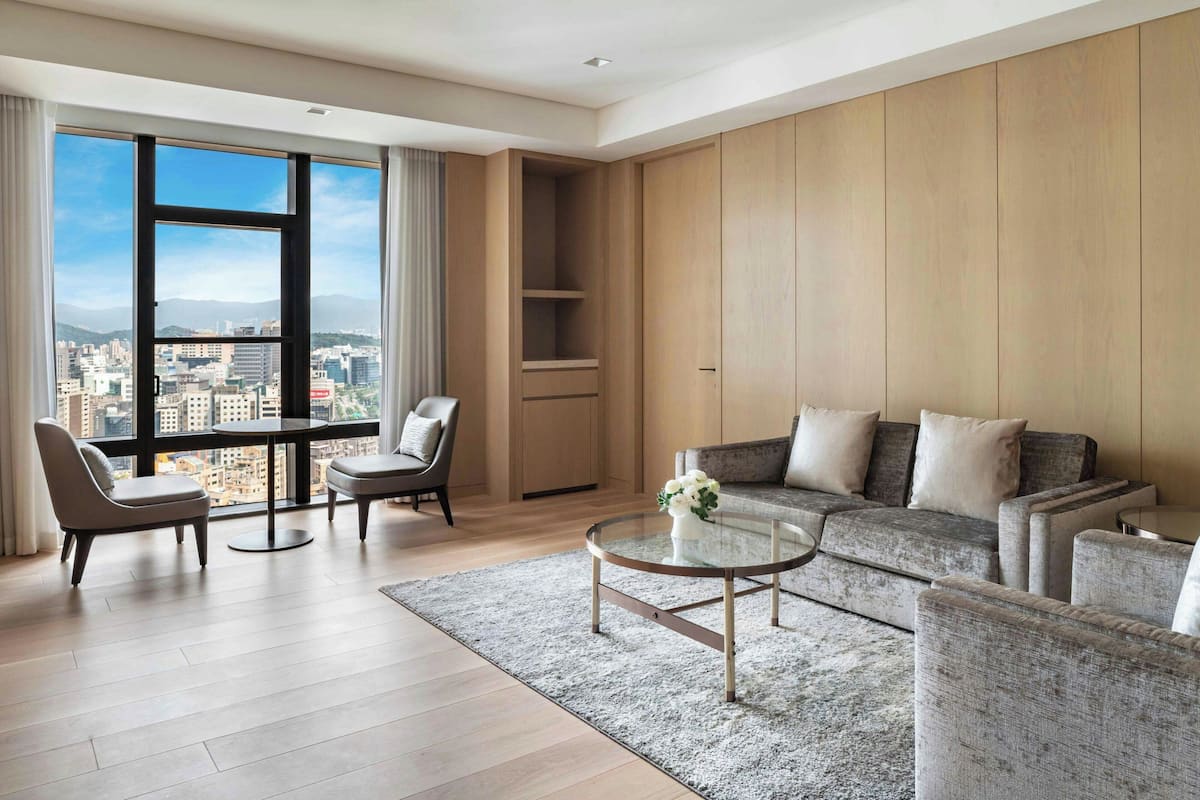 Suite – executive, 1 soverom | Oppholdsområde | En 50-tommers LCD-TV med kabel-kanaler samt TV og filmkjøp