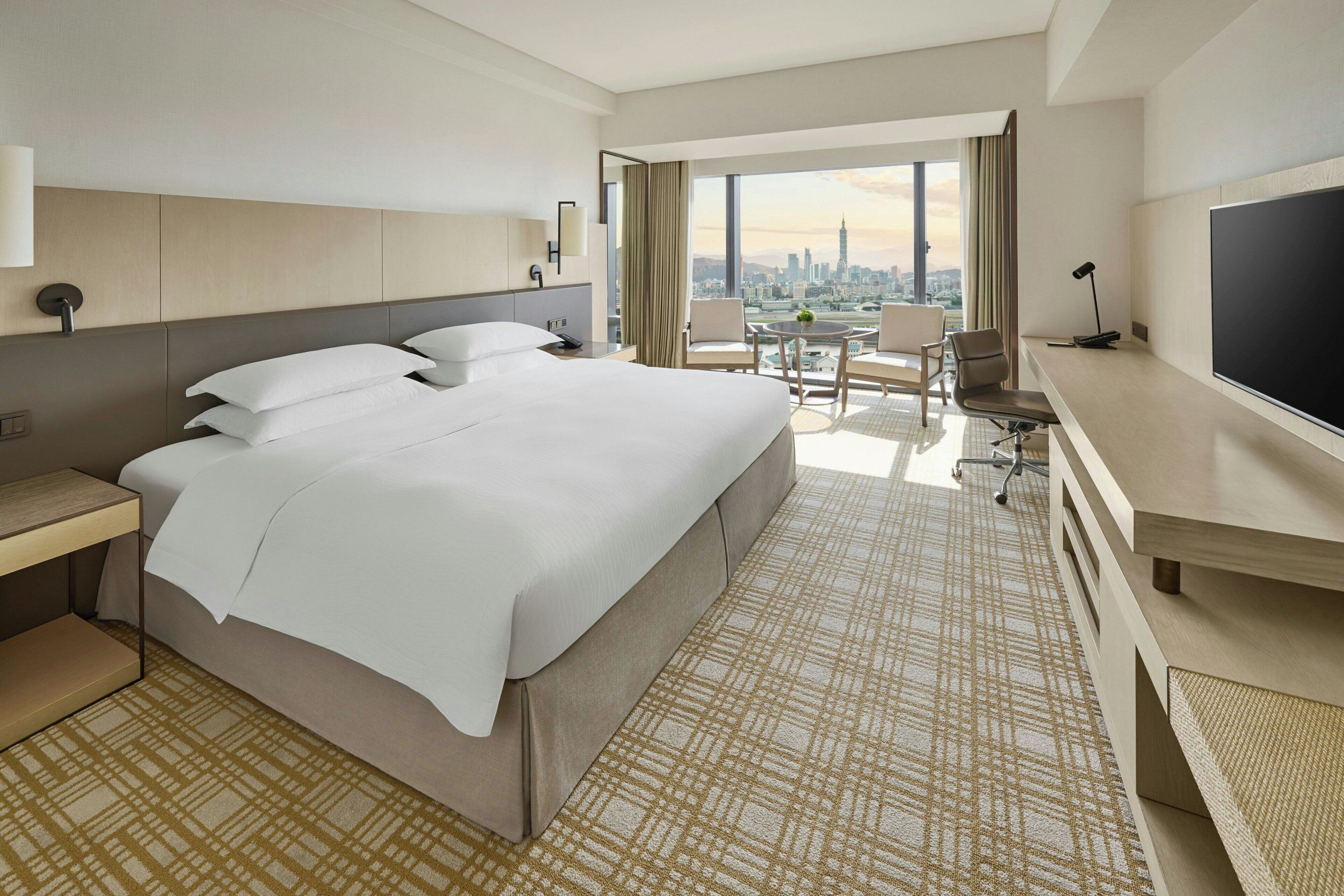 Premium bedding, in-room safe, desk, laptop workspace