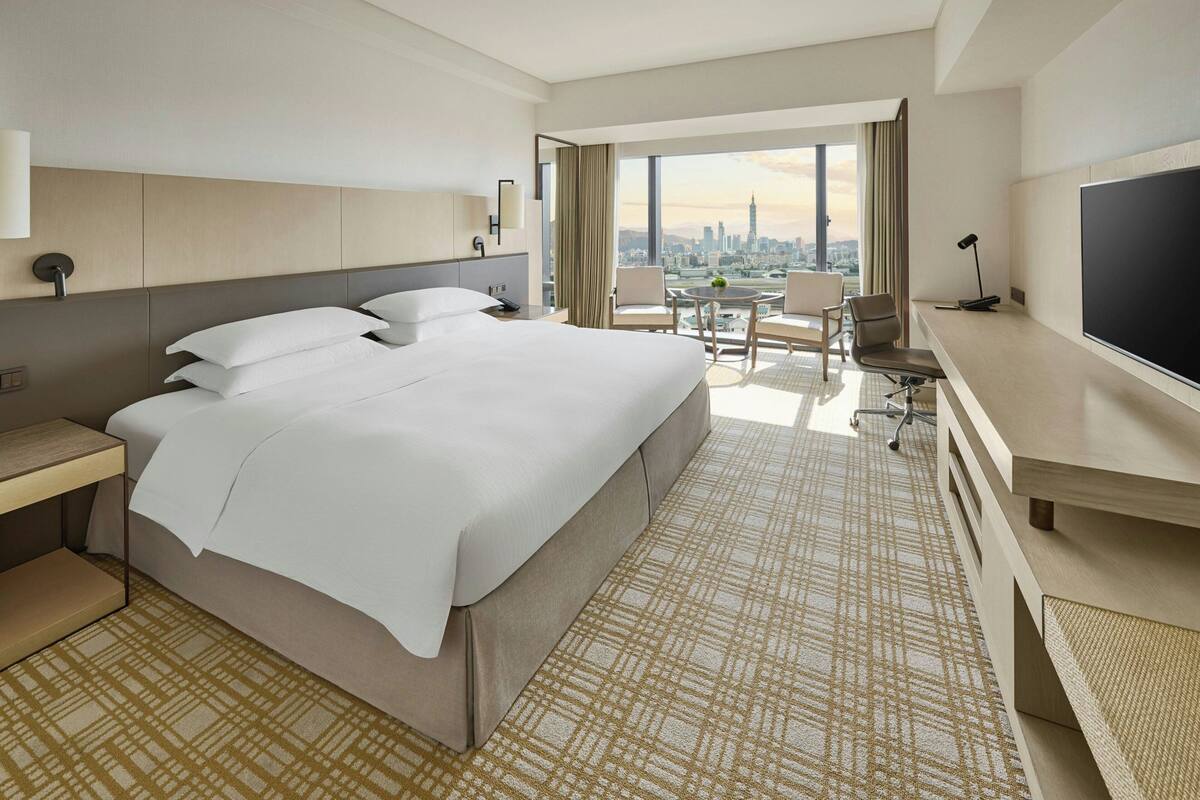 Premium bedding, in-room safe, desk, laptop workspace