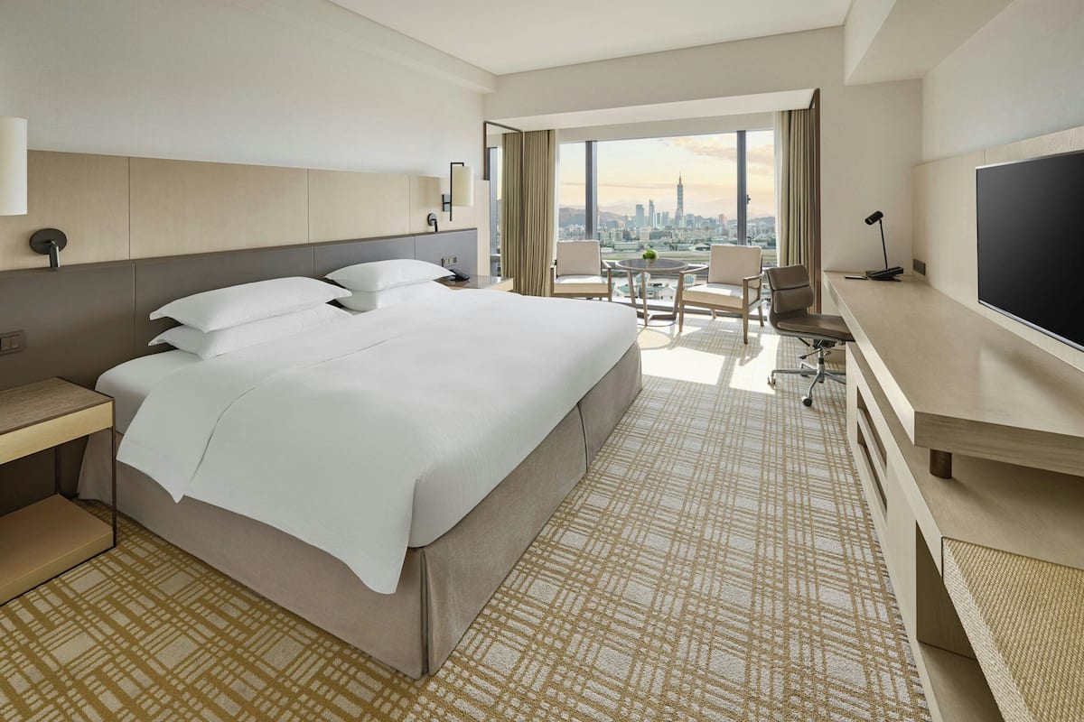 Premium bedding, in-room safe, desk, laptop workspace