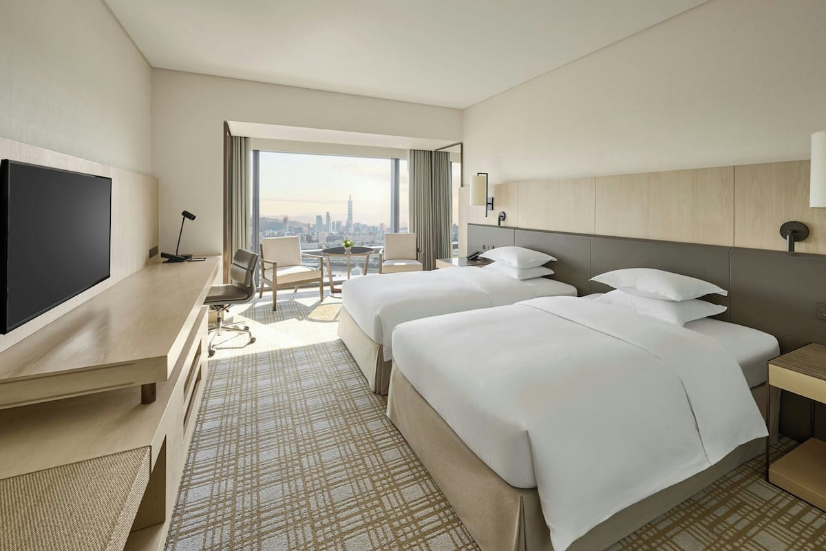 Executive Twin Room, 1 Double Bed | Premium bedding, in-room safe, desk, laptop workspace