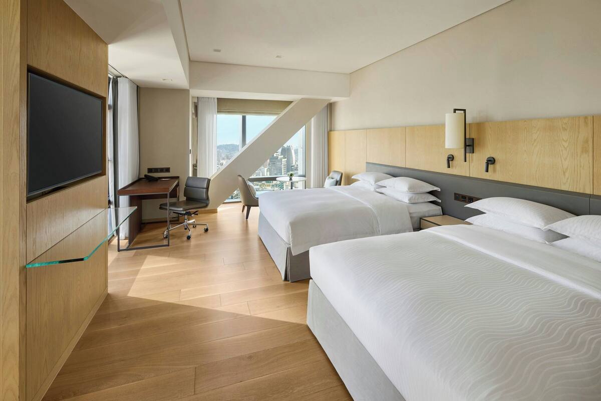 Premium bedding, in-room safe, desk, laptop workspace