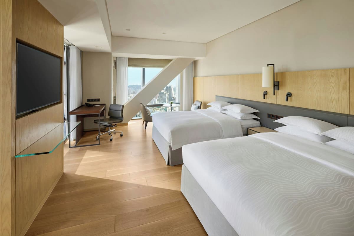 Premium bedding, in-room safe, desk, laptop workspace