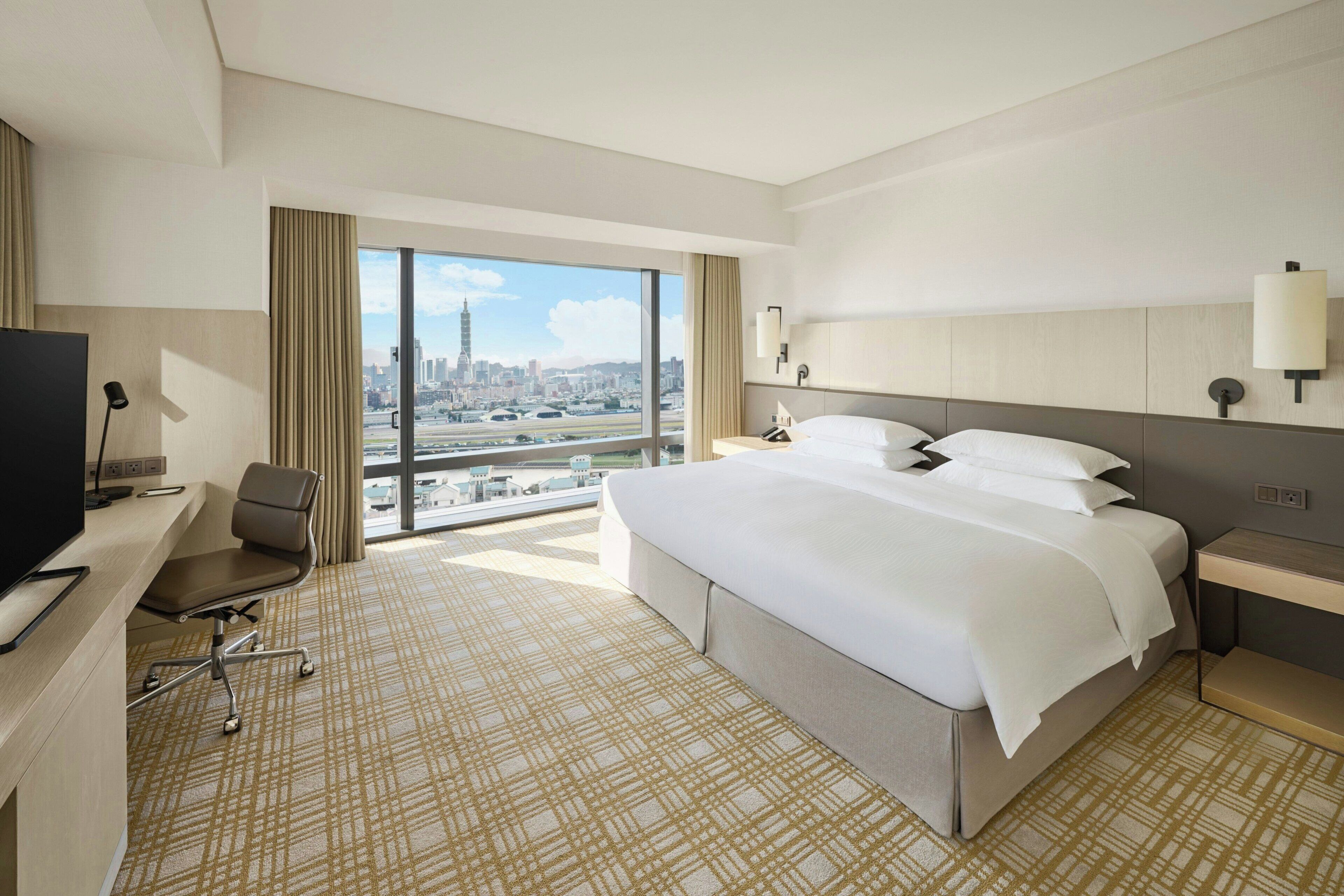 Executive Suite, 1 King Bed | Lounge | 2 bars/lounges
