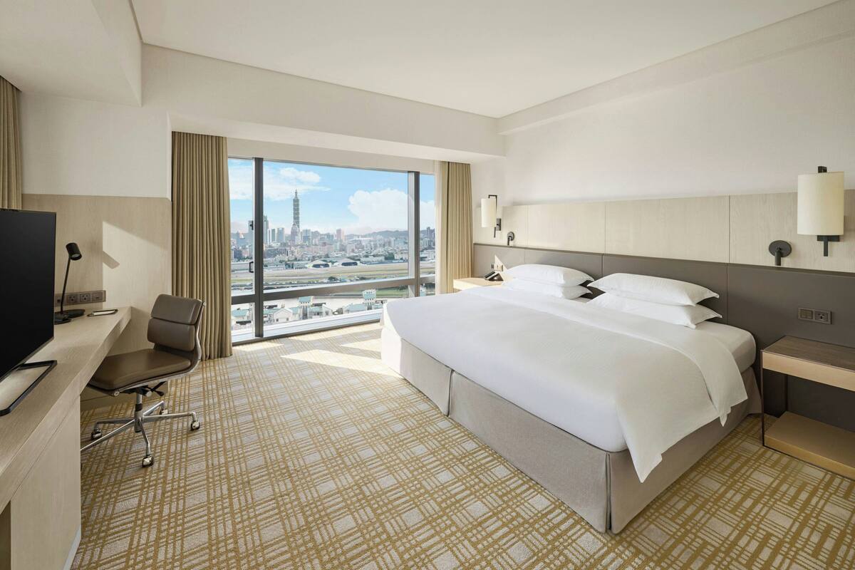 Executive Suite, 1 King Bed | Lounge | 2 bars/lounges