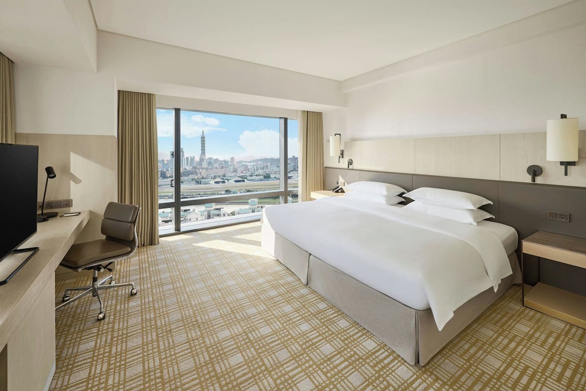 Executive Suite, 1 King Bed | Lounge | 2 bars/lounges