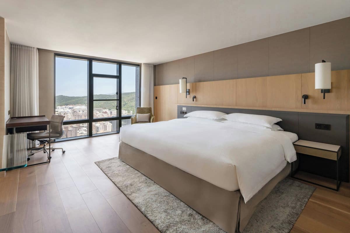 Premium bedding, in-room safe, desk, laptop workspace