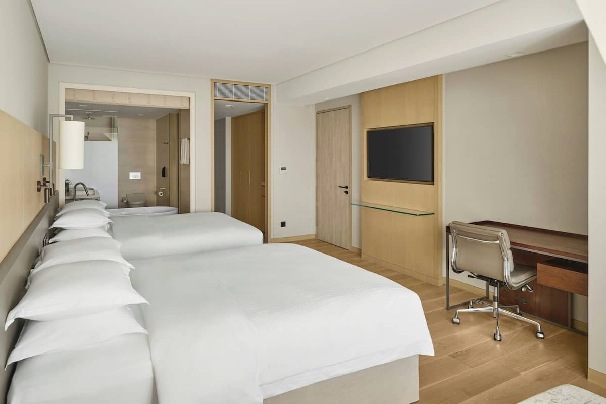 Premium bedding, in-room safe, desk, laptop workspace