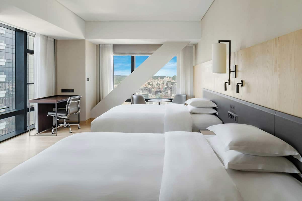 Premium bedding, in-room safe, desk, laptop workspace