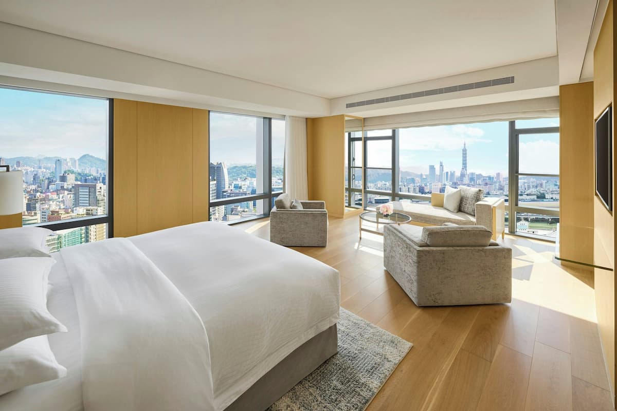 Executive Suite, 1 Bedroom | Lounge | 2 bars/lounges