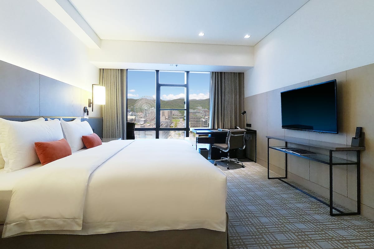 Premium bedding, in-room safe, desk, laptop workspace