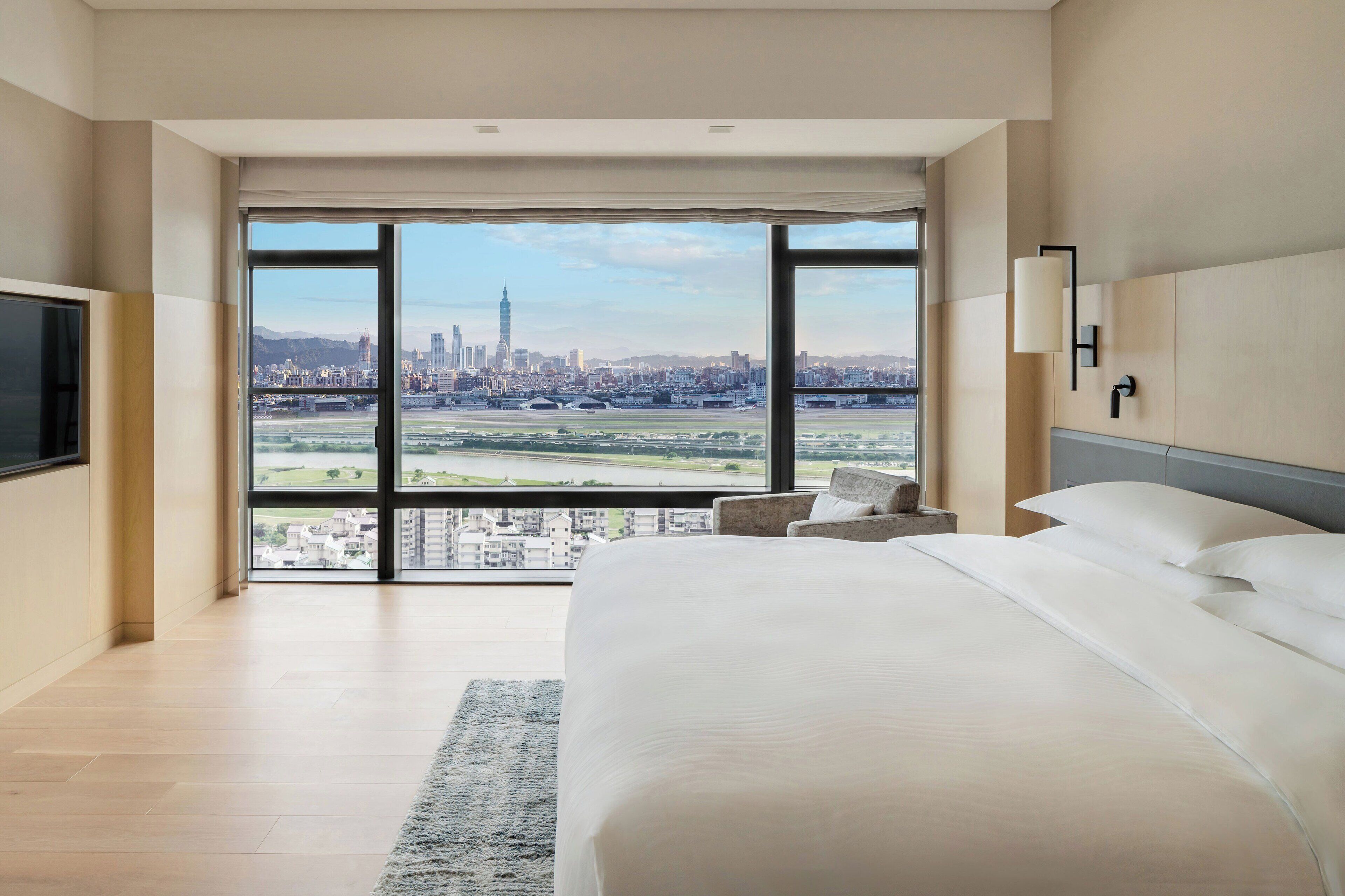 executive suite, 1 bedroom | 1 bedroom, premium bedding, in-room safe, desk