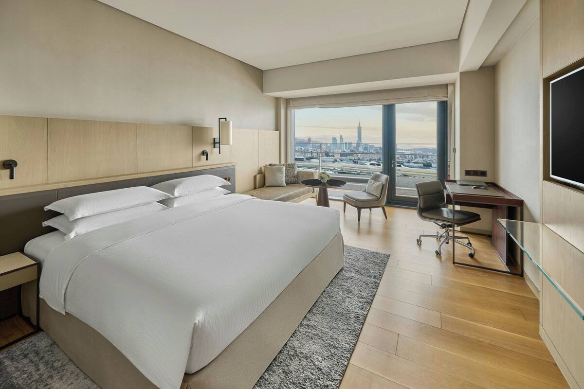 Room, 1 King Bed | Premium bedding, in-room safe, desk, laptop workspace