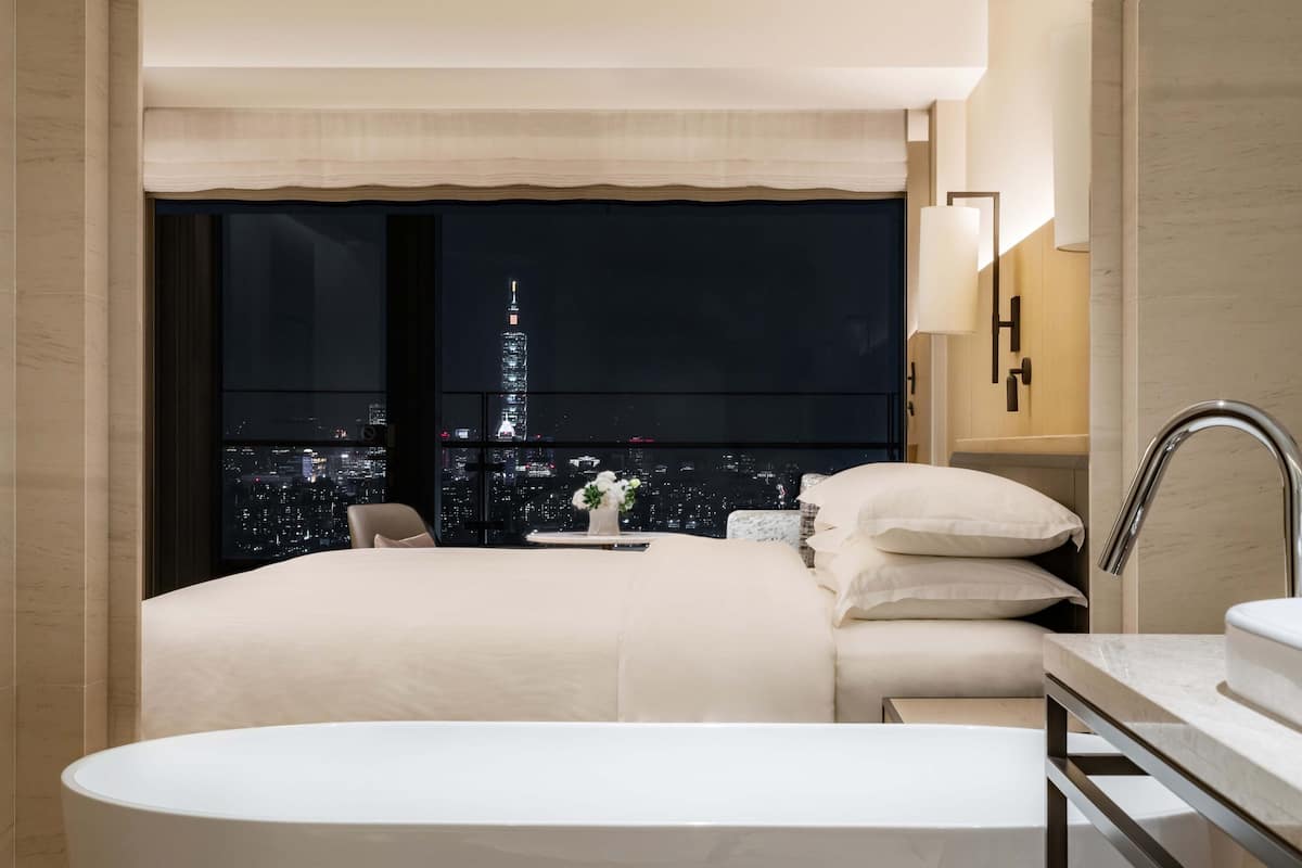 1 bedroom, premium bedding, in-room safe, desk