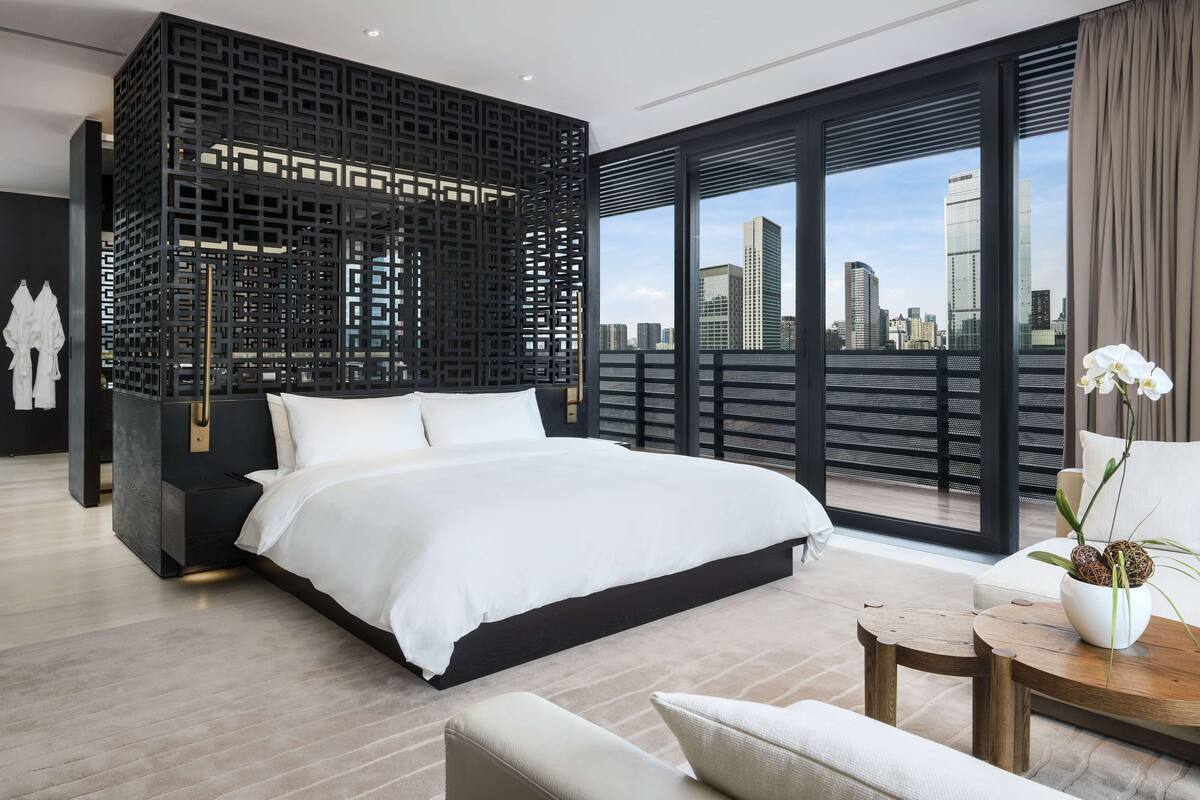 studio 90 | hypo-allergenic bedding, down duvets, free minibar items, in-room safe