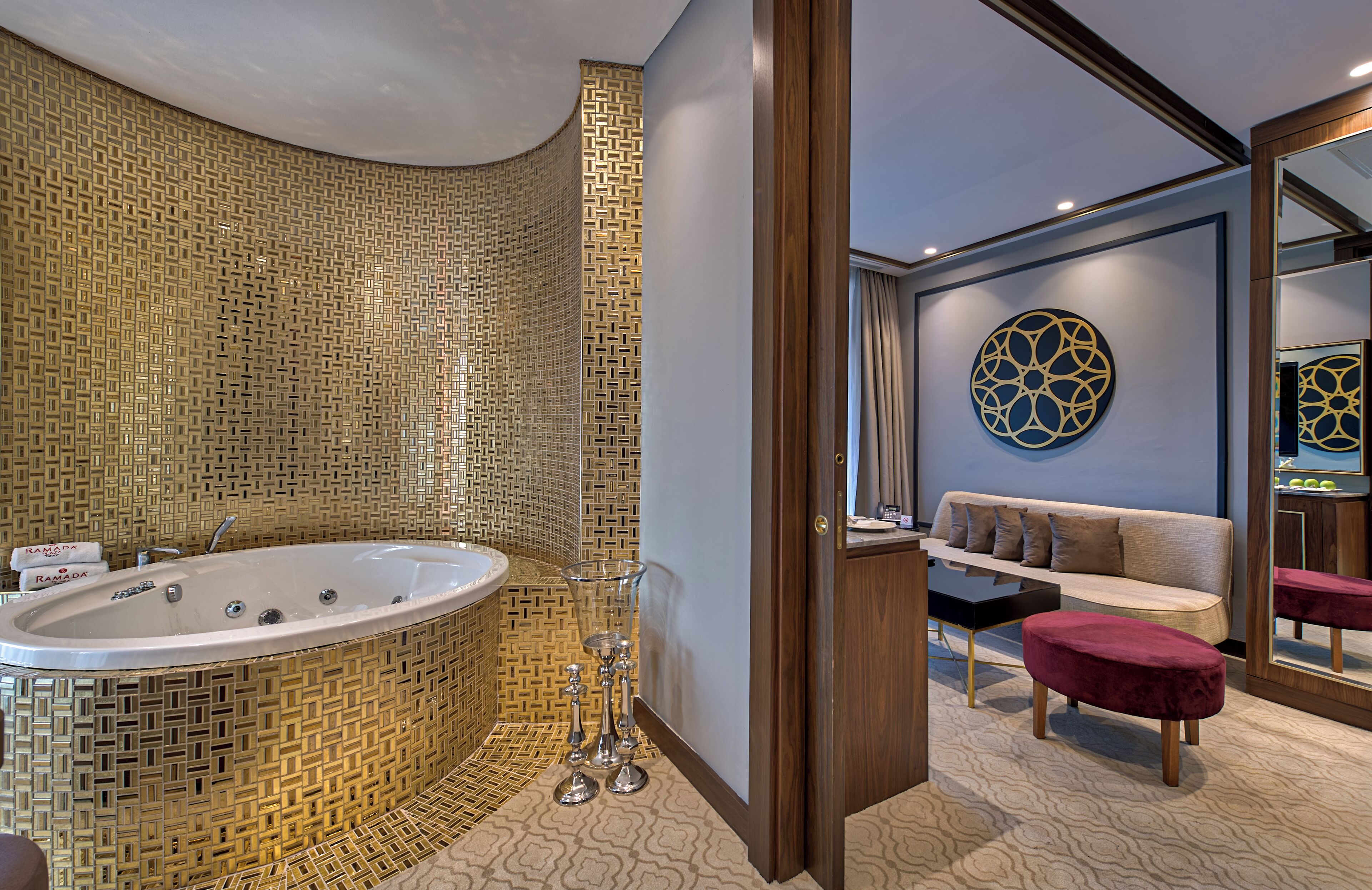 honeymoon suite, 1 king bed, non smoking, city view | minibar, in-room safe, desk, soundproofing