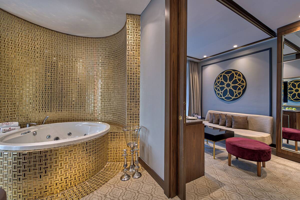 honeymoon suite, 1 king bed, non smoking, city view | minibar, in-room safe, desk, soundproofing