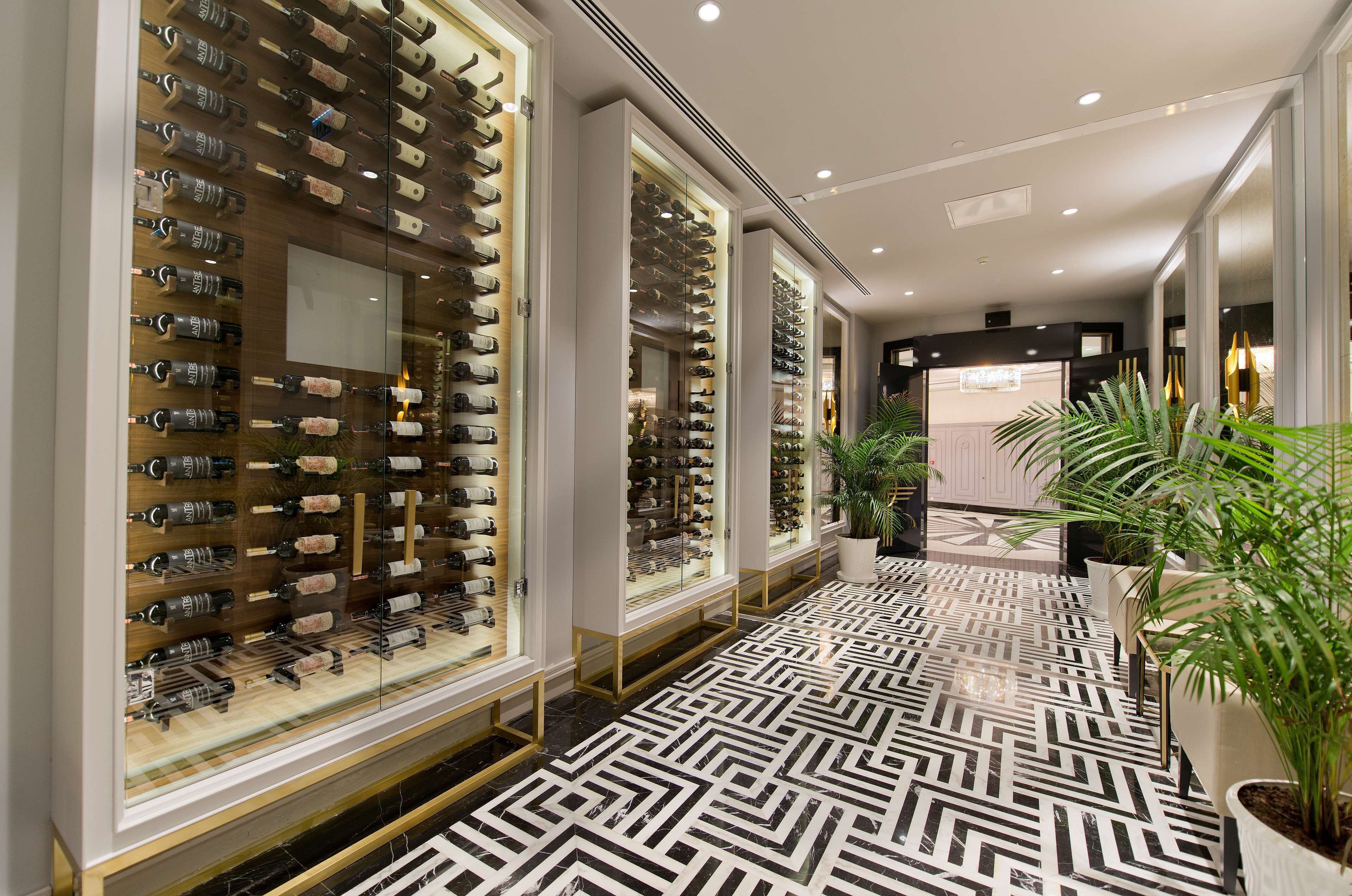 4 restaurants, lunch, dinner served; international cuisine