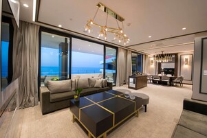 Minibar, caja fuerte, escritorio y sistema de insonorización