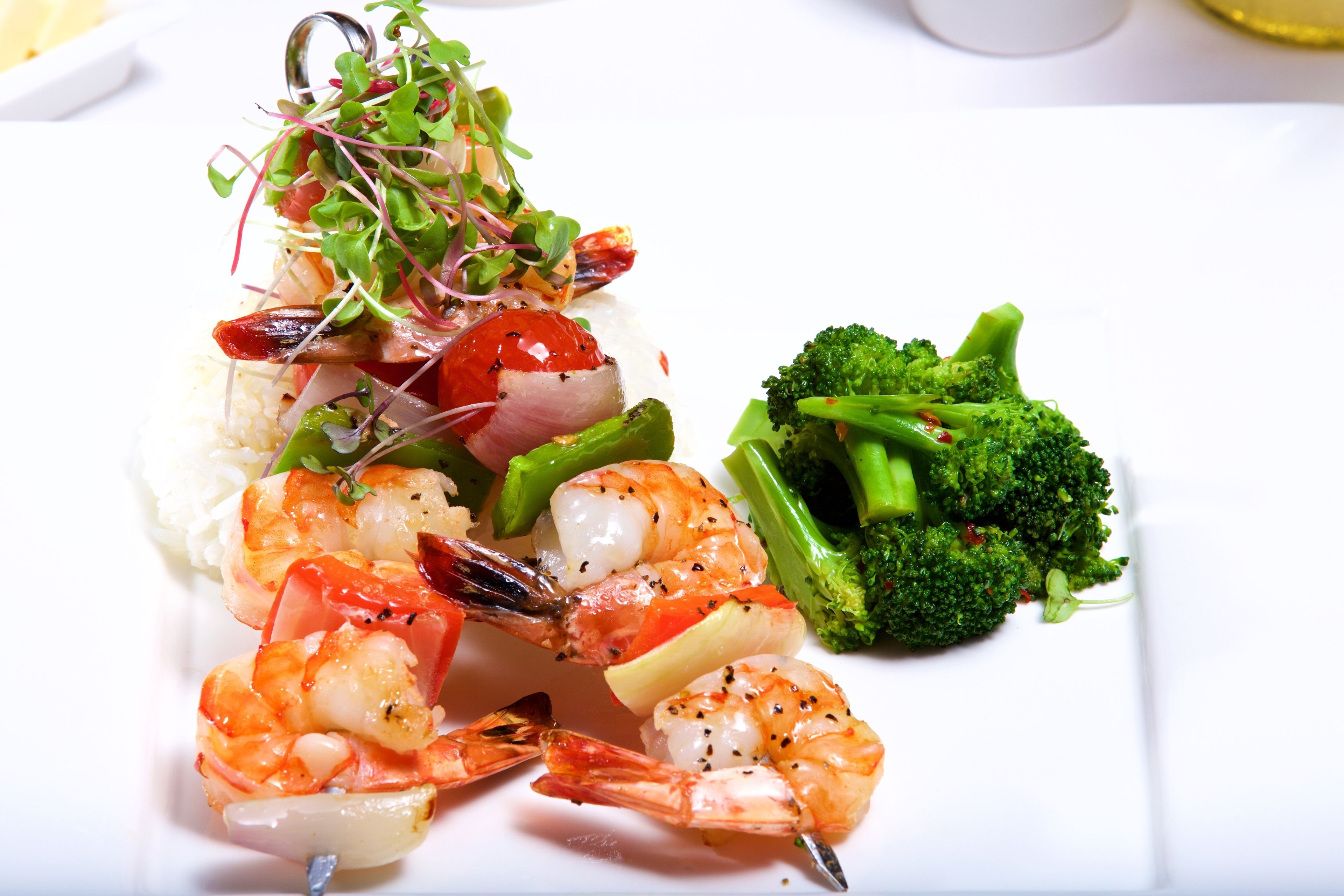 Un plato de camarones y verduras.