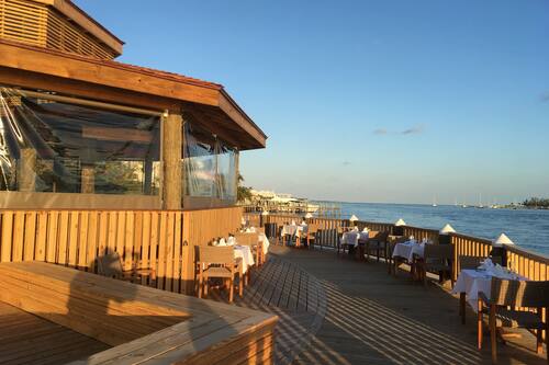 5 restaurants; ze serveren er lunch en diner