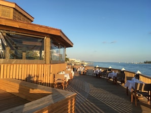 5 restaurants, lunch, dinner served; international cuisine