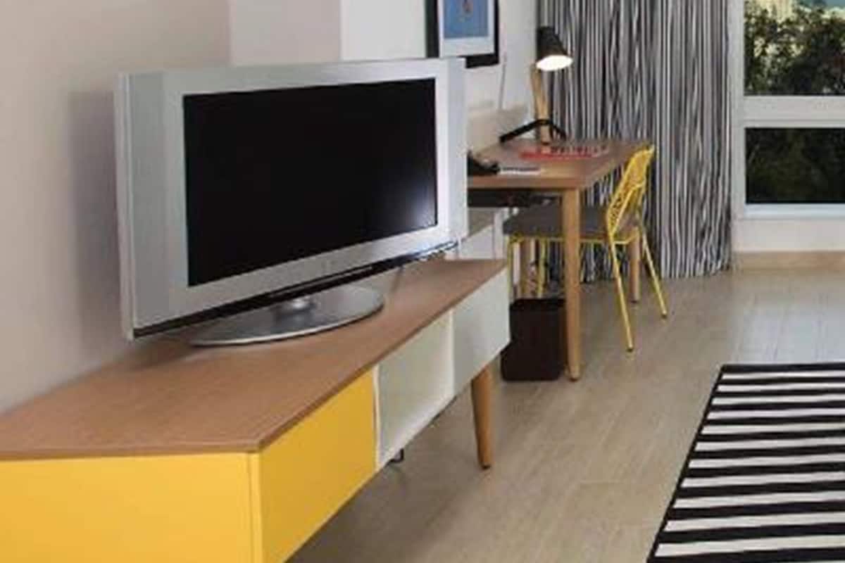 Caja de seguridad en la habitación, muebles diferentes y escritorio