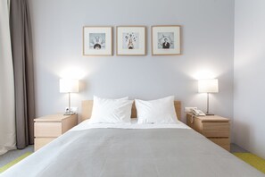 Habitación doble estándar, 1 cama matrimonial | Ropa de cama de alta calidad y caja de seguridad en la habitación