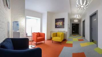Coin salon dans le hall