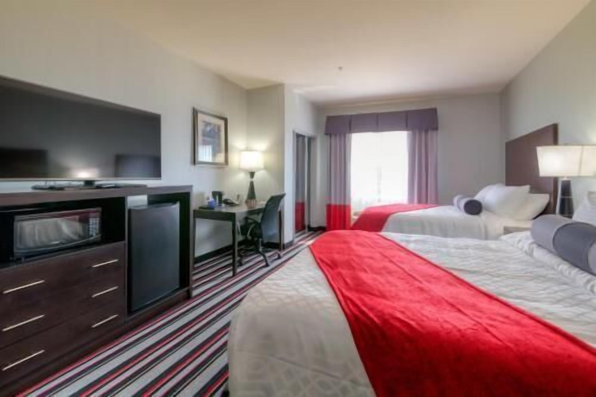 Sengetøy av topp kvalitet, skrivebord, strykejern/-brett og barnesenger