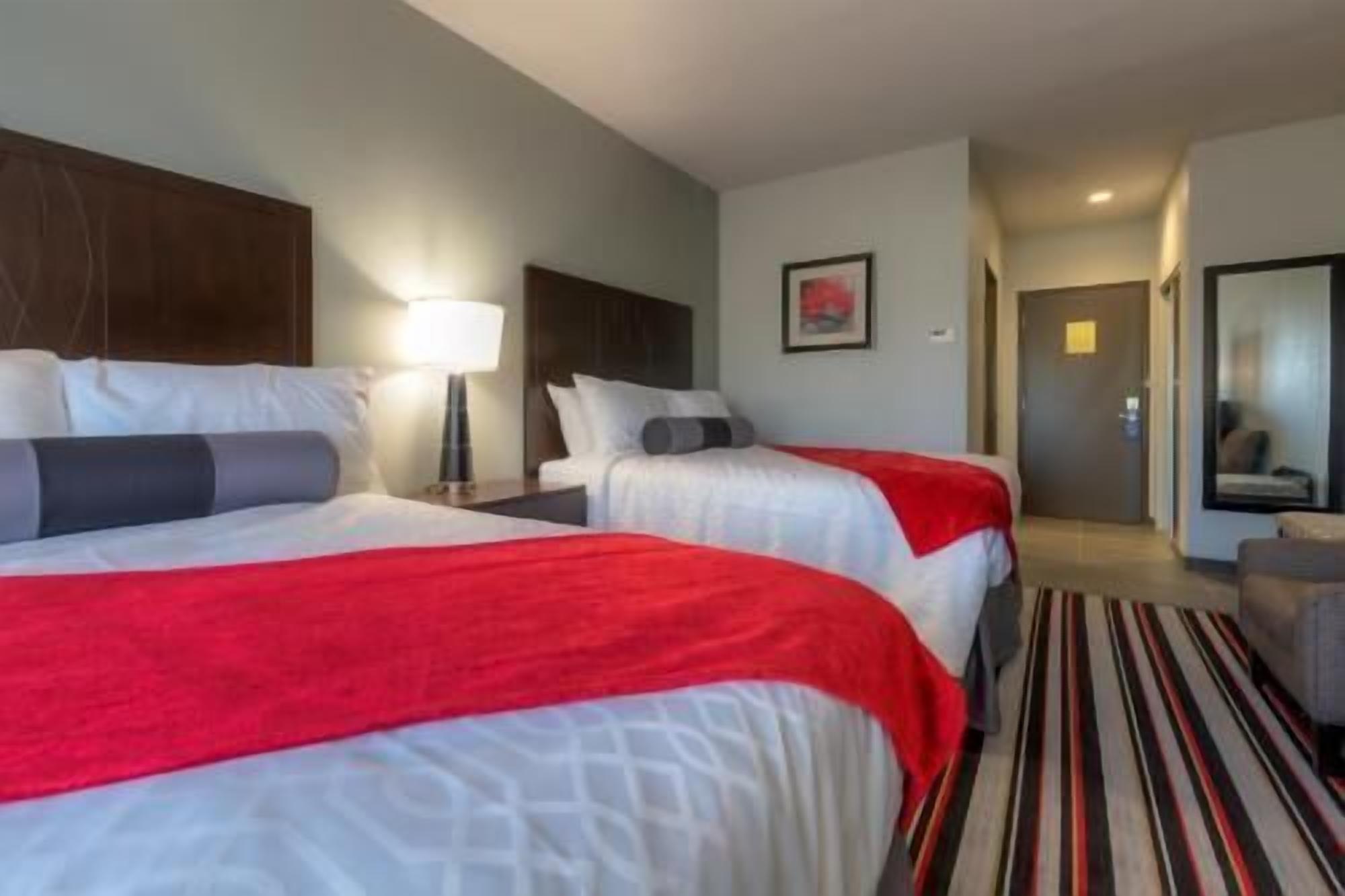 Sengetøy av topp kvalitet, skrivebord, strykejern/-brett og barnesenger