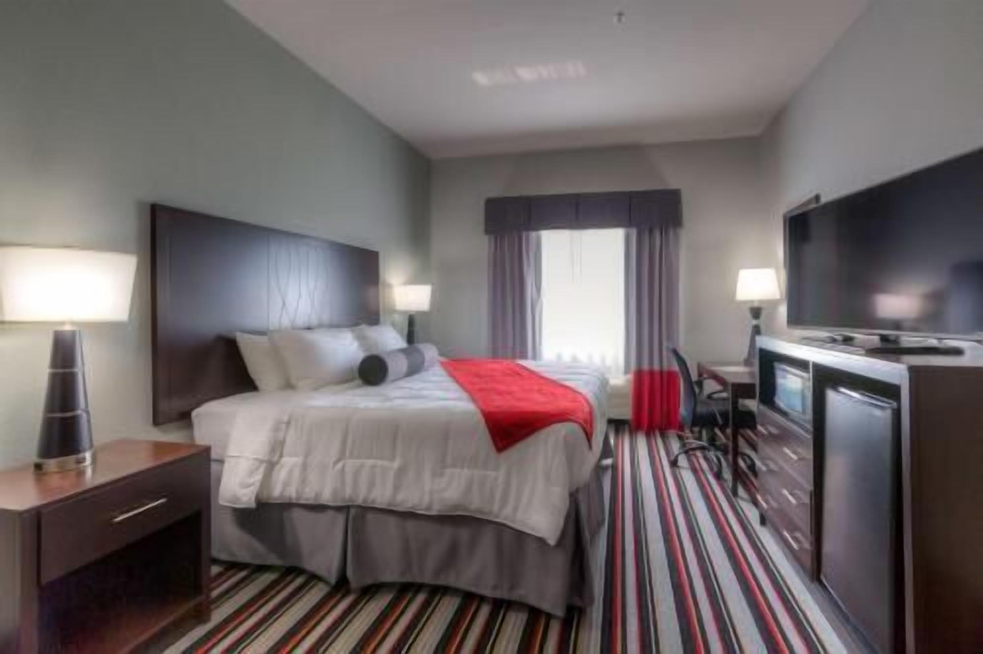 Sengetøy av topp kvalitet, skrivebord, strykejern/-brett og barnesenger