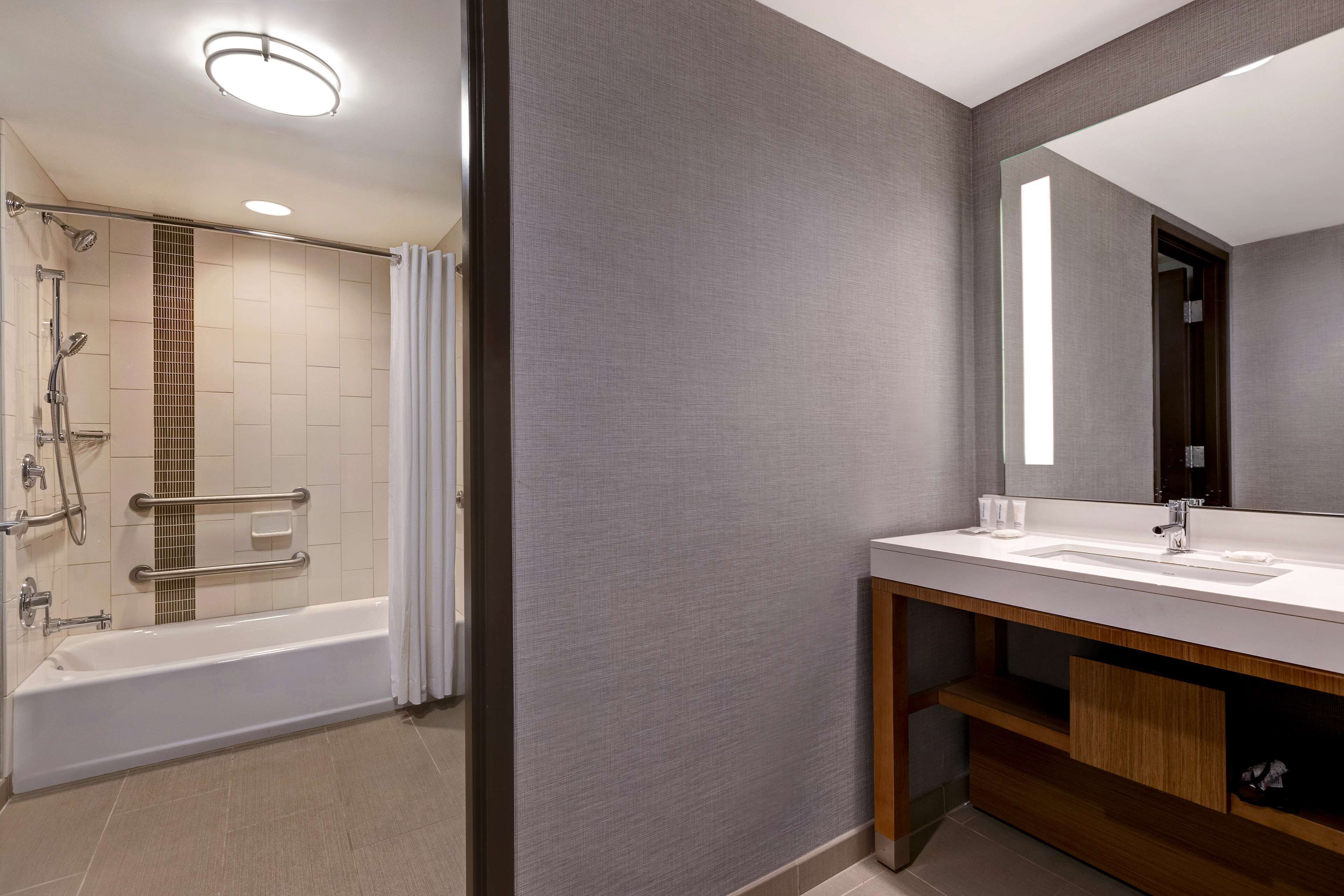 Combined shower/tub, designer toiletries, hair dryer, towels
