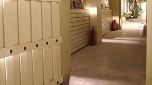 A corridor with a wooden door, a fire extinguisher, and an arched ceiling. - Effi Apartments (Platanias)